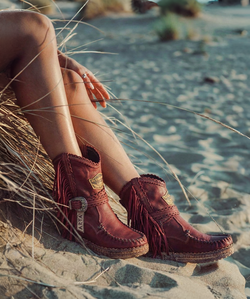 Known as the very emblem of the brand, the Arya boot has written a pivotal chapter in El Vaquero\'s history, becoming the undisputed protagonist of its tale of freedom and independence. Its distinctive features, such as handmade stitching, soft side fringes, and metallic details, make Arya an indispensable icon within the El Vaquero collection. Featuring a wonderful premium goat leather with matching details that perfectly embodies the essence and style of El Vaquero. A waxy hand-brushed material that recalls the classic American cowboy boots leather.

Details
Hidden wedge 7 cm
Washed vegetal goatskin
Vintage Treatment
Handmade Stitching
Metal details 100% nickel-free
Leather details
Rubber sole
Made in Italy