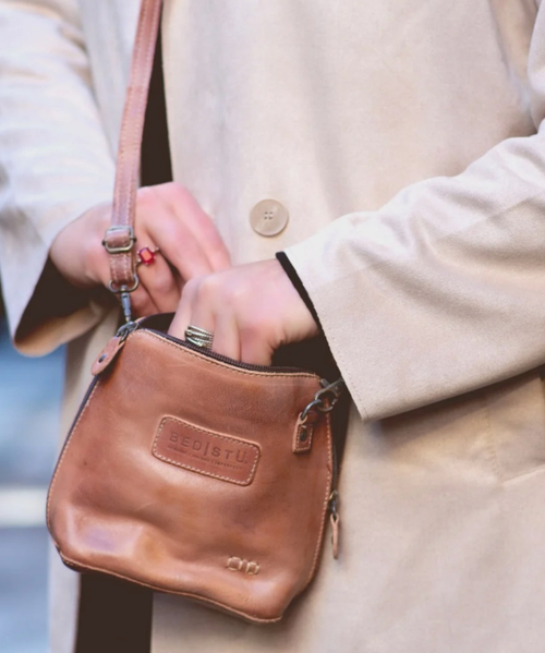 Ventura feels like freedom in a smaller form. Designed in rich leather with an unfussy shape, it holds what you need without weighing you down. An exterior zip pocket keeps essentials within reach, and two interior zip pockets add quiet reassurance. The crossbody strap sits comfortably against the body, designed for days when lighter feels better.
