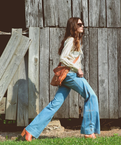 
Venice Beach carries an easy confidence shaped by time and texture. Cut from full-grain, vegetable-tanned leather, its structured flap and buckle detail lend a sense of intention to an otherwise relaxed silhouette. The adjustable strap allows for effortless crossbody wear, keeping movement natural and unencumbered. Inside, a thoughtfully proportioned interior keeps daily essentials in place. Equal parts practical and expressive, Venice Beach feels at home wherever the day leads.