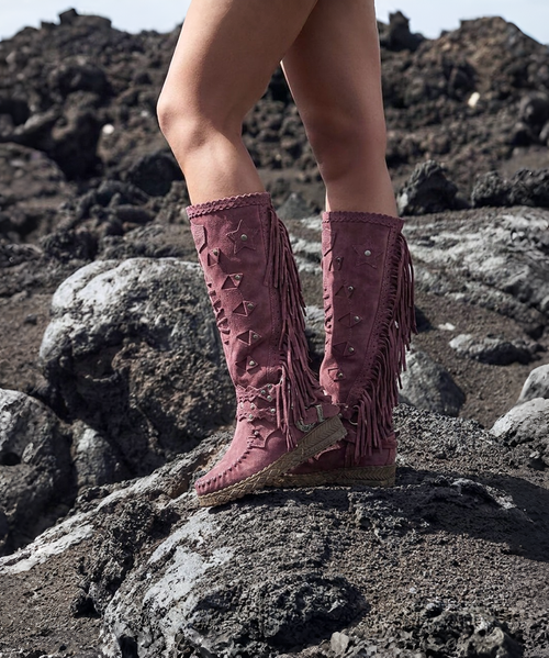 The Squaw boots, our moccasin boot with its harmonious design, decorated with soft fringes down the side, nickel-free details and characteristic handmade stitching. Finely refined by the stone-washed treatment that makes it unique in its nuances giving it a vintage look. 

2 3/4" internal wedge heel

1 1/2" wedge sole

Handmade seams

Vintage Treatment

Metal details 100% nickel-free

Leather details

Rubber sole

100% Calfskin
