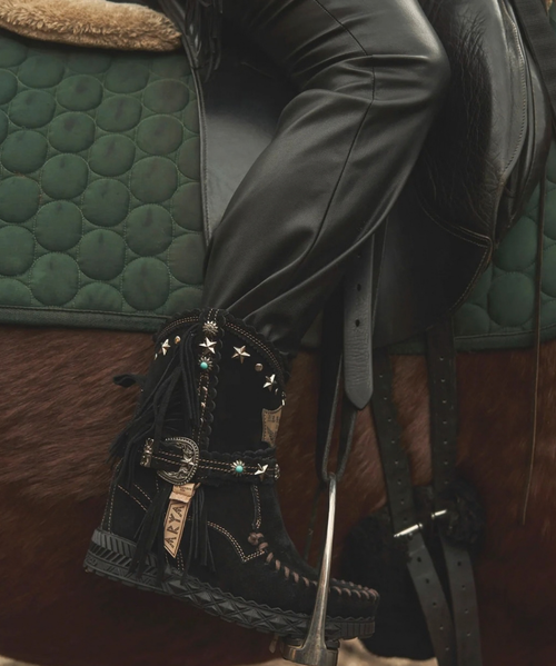 With her bohemian soul, Arya is designed to break the most artistic hearts. 

The vintage look of Arya is achieved thanks to our special treatment that allows you to create a unique style for every pair made. 

Available in this gorgeous soft Carbon Black Silverstone leather that makes the boot suitable for any outfit.

2 3/4" Internal wedge 

Leather logo tag

Stitching details

Unlined

Rubber sole

Made in Italy

Composition: 100% Calf