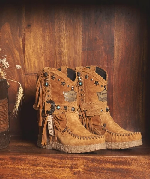 With her bohemian soul, Arya is designed to break the most artistic hearts. 

The vintage look of Arya is achieved thanks to our special treatment that allows you to create a unique style for every pair made. 

Available in this gorgeous soft Caramel Mou Silverstone leather that makes the boot suitable for any outfit.

2 3/4" Internal wedge 

Leather logo tag

Stitching details

Unlined

Rubber sole

Made in Italy

Composition: 100% Calf