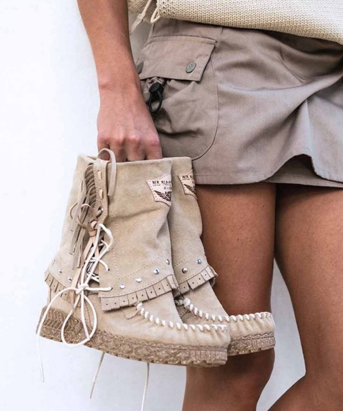 Description
Mimi is one of our wonderful moccasin boots characterized by a fold-down bootleg. It features a 7 cm internal wedge, thick handmade stitching, soft fringes and incredible leather side details. Experience unparalleled elegance with Optical, a material that epitomizes sophistication and luxury. Crafted from incredibly soft, prime-quality white cowhide leather, Optical features meticulously chosen on-tone details that enhance its refined aesthetic.

Details
Hidden wedge 7 cm
Vintage Treatment
100% Cowhide leather
Handmade Stitching
Metal details 100% nickel-free
Rubber sole