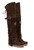 El Vaquero "Coleen" – The Boldness of Knee-High Elegance
An essential for every El Vaquero enthusiast, Coleen is a boot that combines boldness and sophistication in an iconic design. With its double, over-the-knee boot shaft, it makes a bold style statement, designed for those who love to stand out with class.
Crafted from 100% calfskin suede, Coleen is embellished with hand-crafted stitching, boho-inspired side fringe, and a seductive back lace-up that flatters the leg and adds movement. The signature Silverstone wash finish, the brand's signature, enhances every nuance of the leather, making each boot a one-of-a-kind piece.
Completed with a comfortable 2 3/4" internal wedge and a rubber sole, Coleen offers momentum, stability, and comfort with every step. Perfect for pairing with mini dresses, leggings, or simply to revitalize a basic look with a touch of wild sophistication.
PRODUCT DETAILS
Internal wedge: 2 3/4"
Treatment: Vintage Silverstone
Material: 100% calf suede
Stitching: Handcrafted
Metallic hardware: 100% nickel-free
Sole: Rubber El Vaquero "Coleen" – The Boldness of Knee-High Elegance
An essential for every El Vaquero enthusiast, Coleen is a boot that combines boldness and sophistication in an iconic design. With its double, over-the-knee boot shaft, it makes a bold style statement, designed for those who love to stand out with class.
Crafted from 100% calfskin suede, Coleen is embellished with hand-crafted stitching, boho-inspired side fringe, and a seductive back lace-up that flatters the leg and adds movement. The signature Silverstone wash finish, the brand's signature, enhances every nuance of the leather, making each boot a one-of-a-kind piece.
Completed with a comfortable 2 3/4" internal wedge and a rubber sole, Coleen offers momentum, stability, and comfort with every step. Perfect for pairing with mini dresses, leggings, or simply to revitalize a basic look with a touch of wild sophistication.
PRODUCT DETAILS
Internal wedge: 2 3/4"
Treatment: Vintage Silverstone
Material: 100% calf suede
Stitching: Handcrafted
Metallic hardware: 100% nickel-free
Sole: Rubber