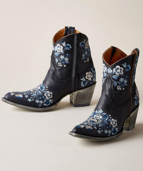 From the masters at Old Gringo, handcrafted boots with lightly distressed, navy leather, classic Western details and floral embroidery in shades of blue.

 
TOE - Sintino
 
HEEL - 2" Sintino
 
HEIGHT - 7"