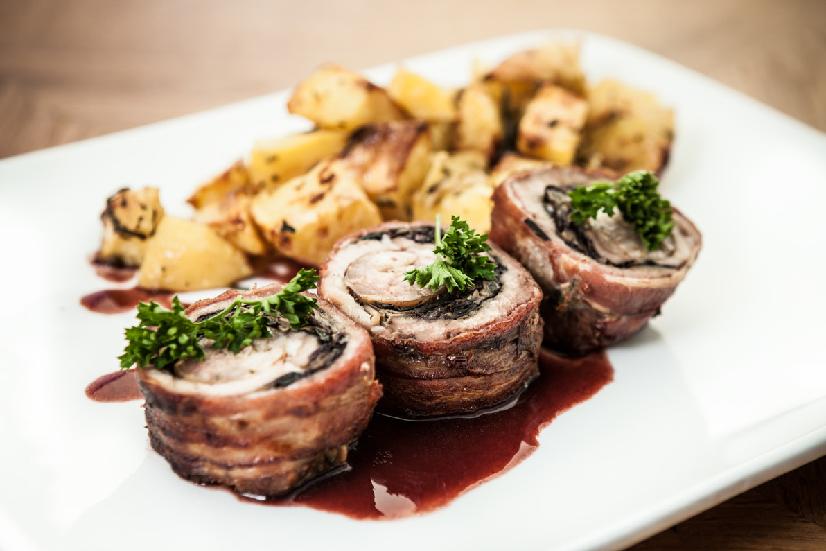[Recipe]  Gorgonzola and Mushroom Stuffed Beef Tenderloin with Merlot Sauce