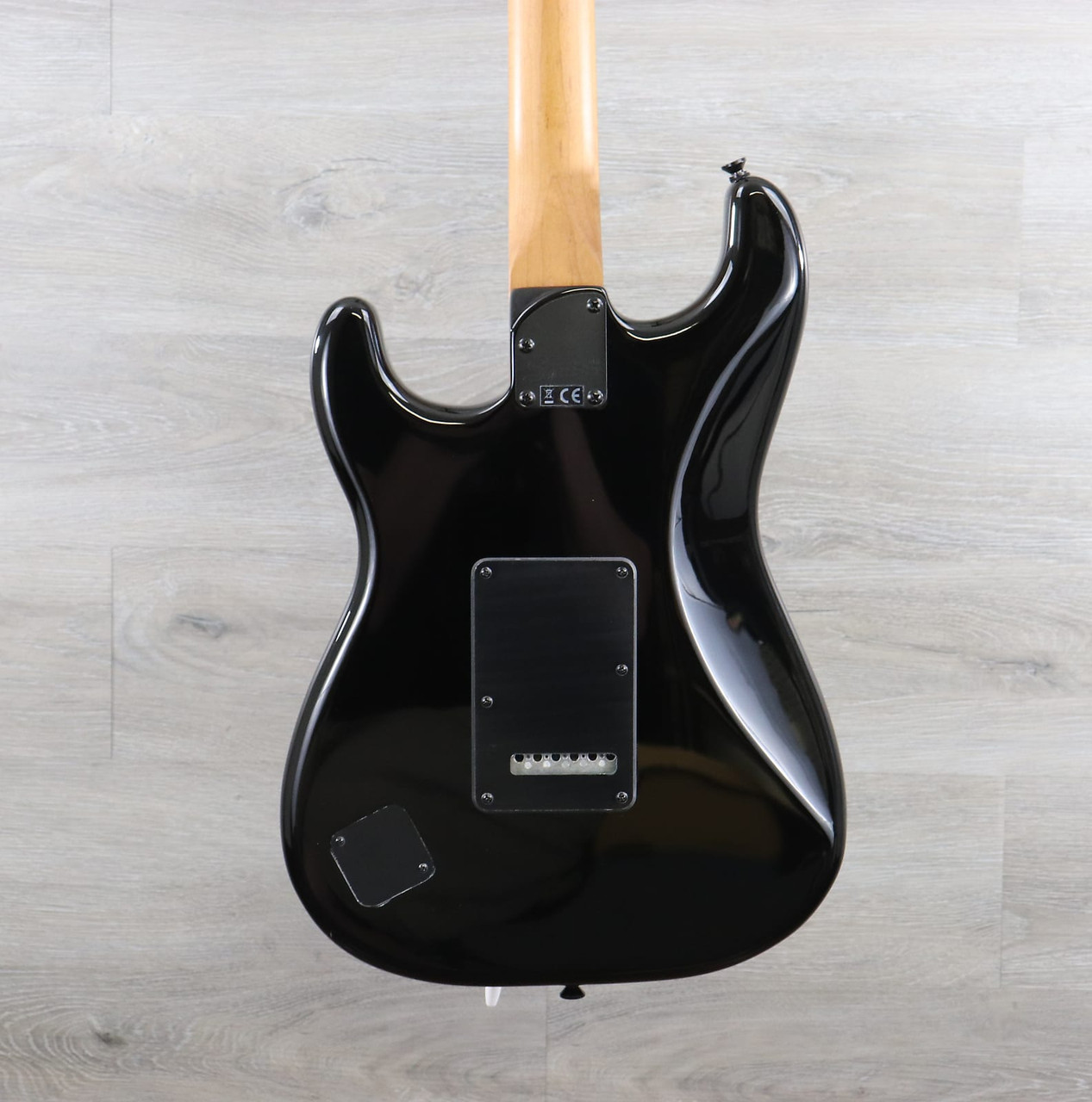 【美品】Squier Stratcaster Standard BLK Sケース 美品】Squier Stratcaster Standard BLK Sケース