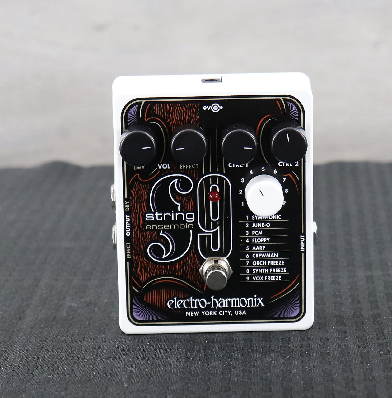 Electro-Harmonix String9 String Ensemble White / Brown Graphic