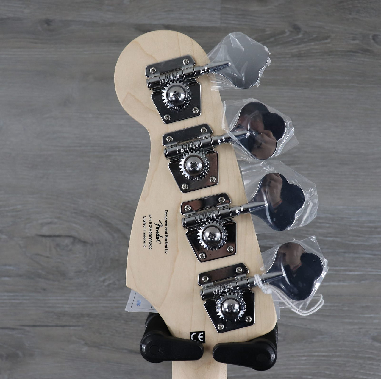 Squier Affinity Jazz Bass with Indian Laurel Fretboard Black - K&S