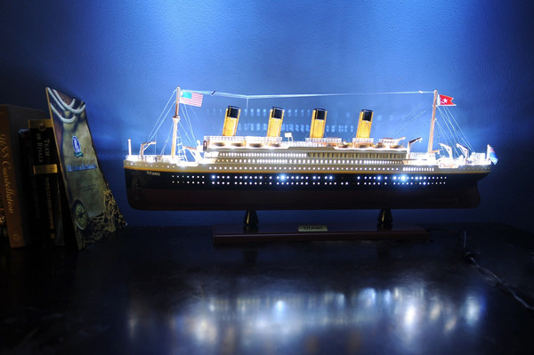 13" Black and White 1912 RMS Titanic Lights Boat Hand Painted Decorative Boat N270-401894