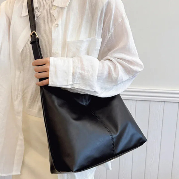 Color: black - Vintage Large Capacity Shoulder Bag for Women with Soft Solid Crossbody Bag Retro To F640-12000046478051145