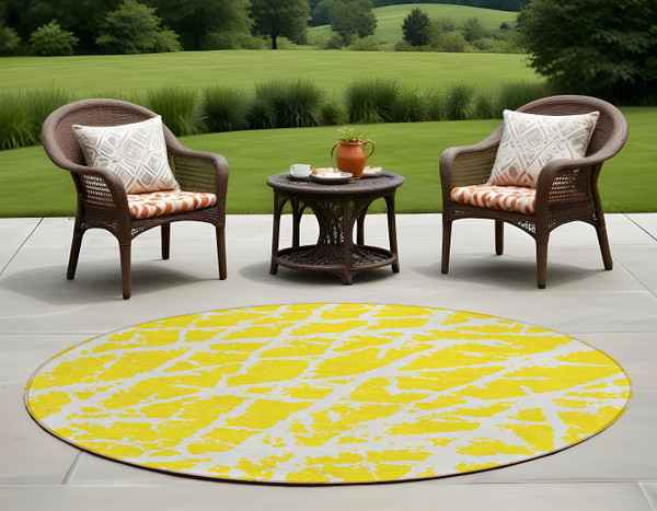 8' Round Yellow and White Round Abstract Washable Non Skid Indoor Outdoor Area Rug N270-559339