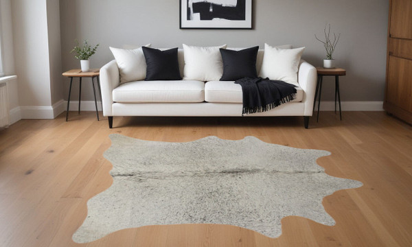 5' X 7' Light Gray Cowhide Hand Knotted Area Rug N270-544315