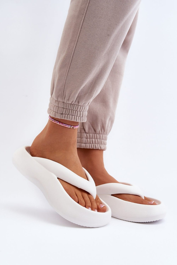 white - Japanese flip-flops model 194386 Step in style U704-194386
