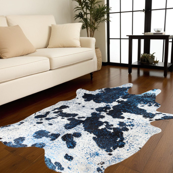 6' X 7' Black and White Cowhide Hand Knotted Area Rug N270-544345