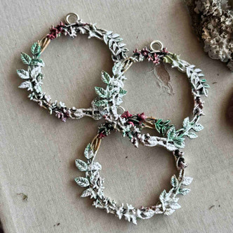 Frosted Leaf Wreath Pendant Artisan Painted 55mm Per Pc