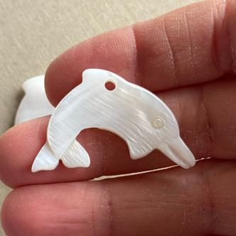40x24mm Dolphin Shell Pendant Mother of Pearl Focal Q2 Per Pkg