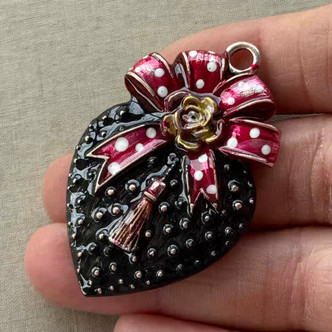 54x35mm Heart with Ribbon Bow Artisan Pendant Black Per Pc