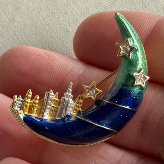 1.5 Inch New York City On The Moon Brooch Pin Rhinestone Enamel Gold Per Pc