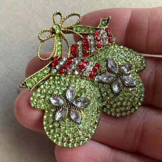 2 Inch Grinch Christmas Mittens Brooch Pin Rhinestone Gold Plated Per Pc