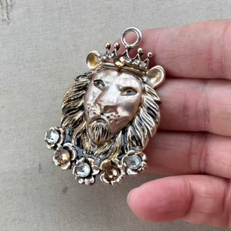 Tirian Crowned Lion Pendant Flower Artisan Painted Rhinestone Per Pc