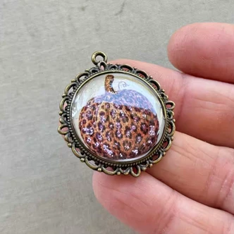 37x34mm Leopard Pumpkin Pendant Hand Poured Glitter Resin Brass Per Pc