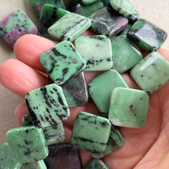 Ruby Zoisite 25mm Diamond Semi Precious Stone Beads 8Pcs Per Strand