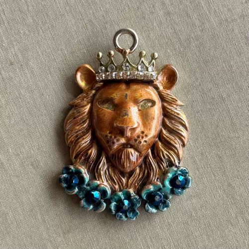 Aslan Crowned Lion Pendant Flower Artisan Painted Rhinestone Per Pc