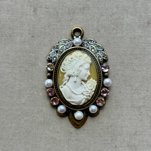 46x30mm Lady Austen Cameo Pendant Artisan Collage Per Pc