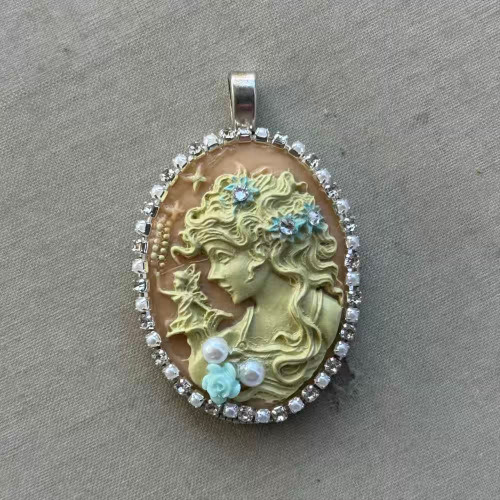 52x34mm Lady Wendy Cameo Pendant Artisan Collage Per Pc