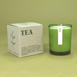20cl natural soy wax Tea-scented candle in a beautiful green glass jar, next to its recycled presentation box.