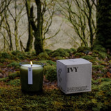 20cl natural soy wax Ivy-scented candle in a beautiful green glass jar, next to its recycled presentation box.