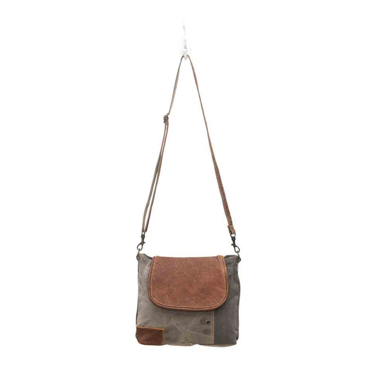 This upcycled canvas and leather shoulder bag defines style, with versatile design. A pleasure to carry on your shoulder or cross-body makes it a striking and effortless companion.