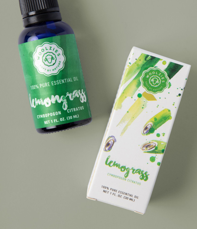 Woolzies Lemongrass Essential Oil is a sweet grassy oil that has anti-inflammatory and pain-relieving properties. It can reduce anxiety, improve mental clarity, and repel insects. Lemongrass oil can be inhaled, diffused, applied topically, and used for cleaning.