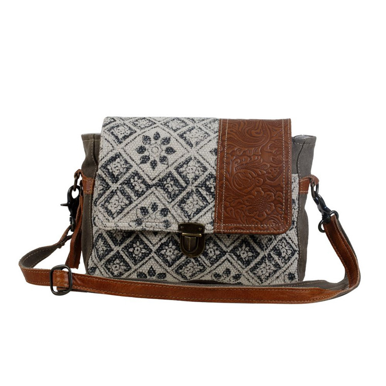 This messenger bag is spacey enough to carry all your essentials. Great rug design along with the engraved leather outline on the front flap gives it an elegant look. Made with upcycled canvas and leather, this bag is stylish, durable and environmentally friendly.