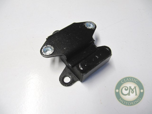 21A1902CAP - Engine mount with captive nuts