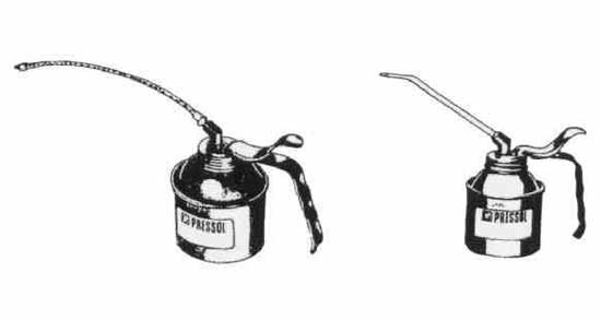 PUMP OIL CAN 700cc WITH FIXED SPOUT, Price for 1, IMPA 617739, ISSA 5721500, Weight 0.32Kg HS Code:  82055980 Origin:  INDIA