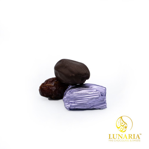 Chocolate covered dates w/ Almonds (Dark) Chocolate covered dates w/ Almonds (Dark)