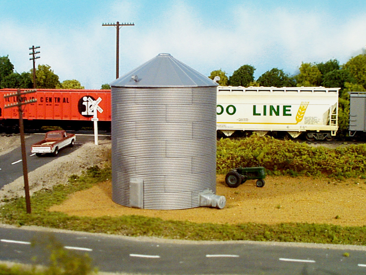 Rix Products 628-0304 HO Corrugated 30′ Grain Bin