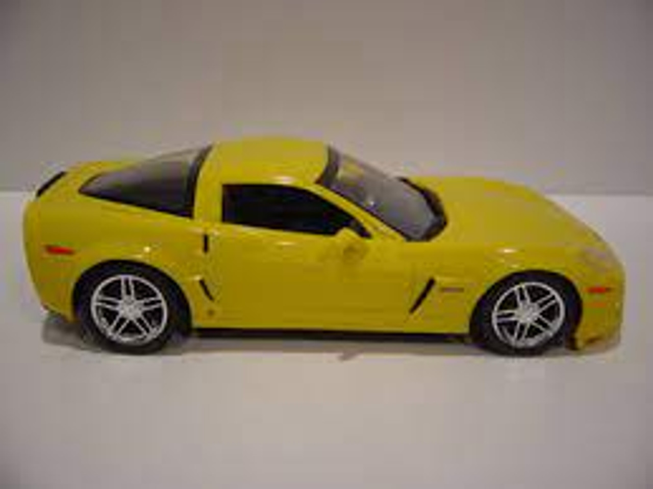 Revell 85-0967 1/25 Scale 2006 Corvette Z06 Coupe Yellow Car Prebuilt Model
