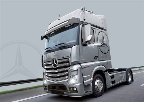 Italeri 3905 1/24 Mercedes Benz Actros MP4 Gigaspace Plastic Model Kit.