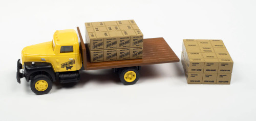 Classic Metal Works 40020 HO .H. R-190 Flatbed Truck w/KowKare Shipping Crates
