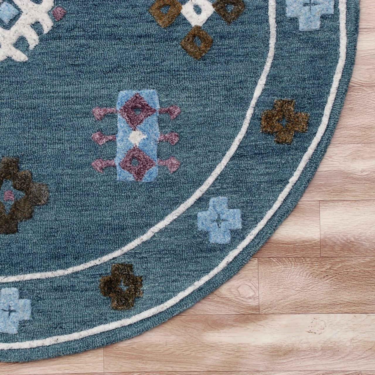 Homeroots 5 ft. Round Blue Bordered Motif Area Rug