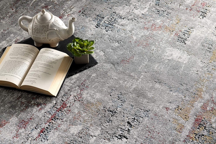 5' x 8' Gray and Ivory Abstract Area Rug