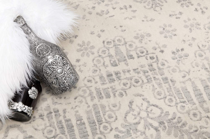 5' x 8' Ivory Distressed Ikat Pattern Area Rug