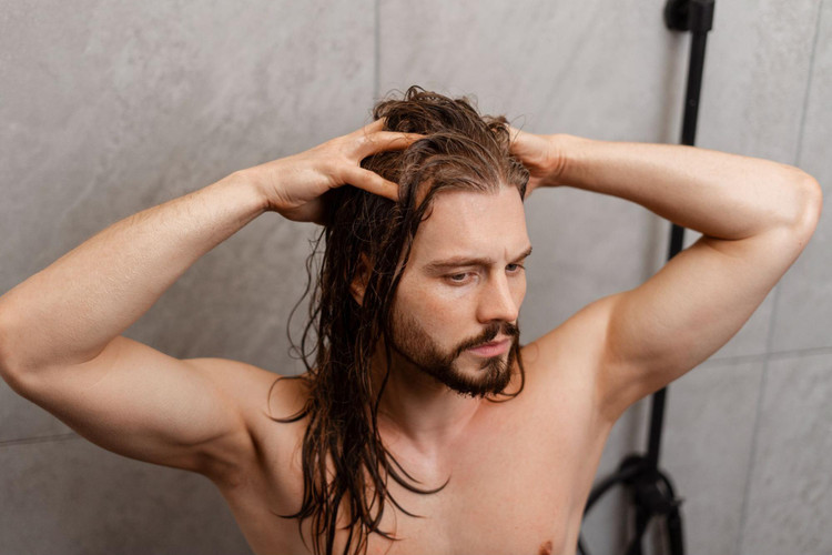 Build a Sensitive Scalp Routine for Men with Wavy Hair in Spring