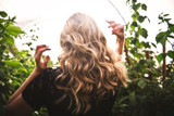 2 Ways to Style Naturally Wavy Hair Heat-Free