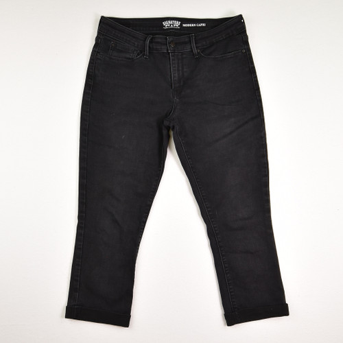 These black denim Modern Capris by Levi's Signature brand are a size 10.