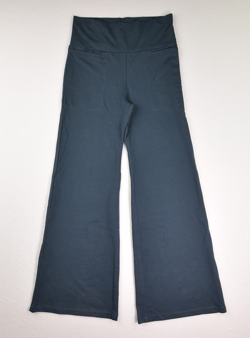 This is a pair of blue knit wide leg pants by Una Pluma, Size M.