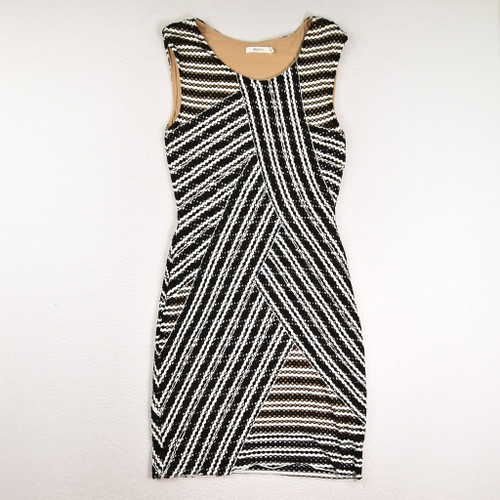 This is a black and white, form fitting dress by Bailey/44, Size M.